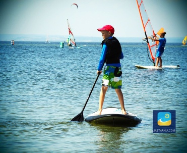 Stand Up Paddling - w skr&oacute;cie SUP. To coraz bardziej popularny sport nad polskim morzem.