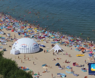 Na plaży znajduje się r&oacute;wnież coś dla miłośnik&oacute;w sportu i ruchu - boisko do siatk&oacute;wki plażowej.